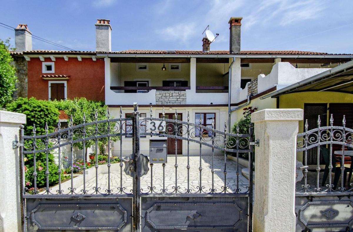 Villa Rosana in Muntić - Haus für 4-5 Personen Pula Exterior foto