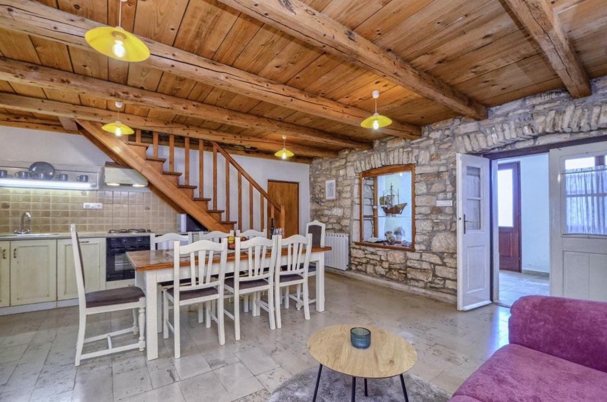 Villa Rosana in Muntić - Haus für 4-5 Personen Pula Exterior foto